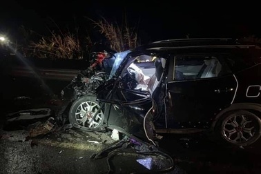 Hai ô tô tông nhau nát bét, 1 người chết, 4 người bị thương