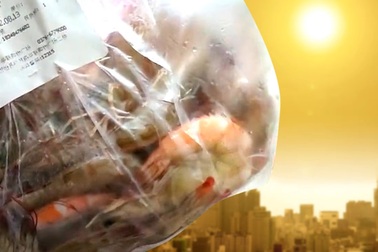 Nắng thiêu đốt ở Trung Quốc "luộc" chín tôm trên đường