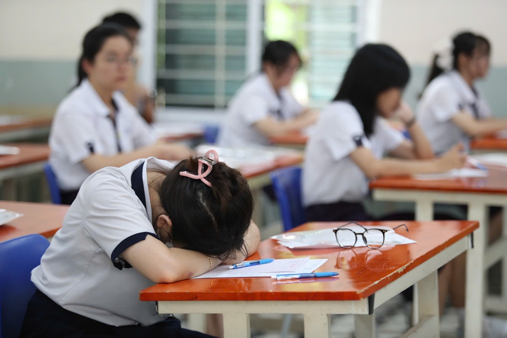Portant des téléphones et des documents, 10 candidats ont été suspendus de l'examen de fin d'études secondaires - 1 Mang điện thoại, tài liệu, 10 thí sinh bị đình chỉ thi tốt nghiệp THPT - 1