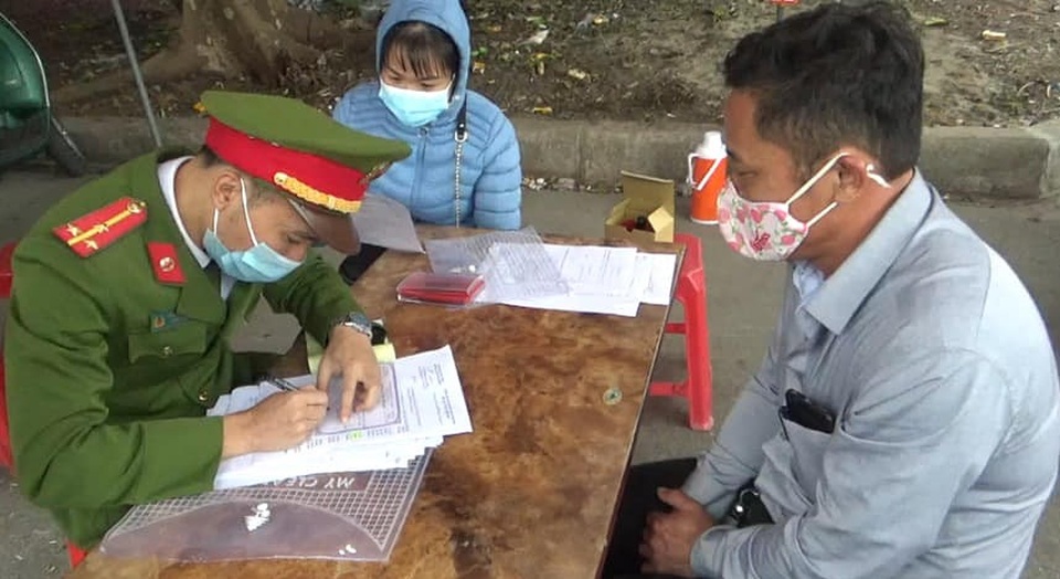 Đi chợ hoa xuân không đeo khẩu trang, 5 người bị xử phạt 10 triệu đồng - 1 Đi chợ hoa xuân không đeo khẩu trang, 5 người bị xử phạt 10 triệu đồng - 1