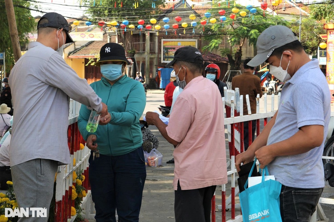 Phiên chợ Tết xưa 0 đồng ấm áp cho người nghèo giữa phố cổ - 1 Phiên chợ Tết xưa 0 đồng ấm áp cho người nghèo giữa phố cổ - 1