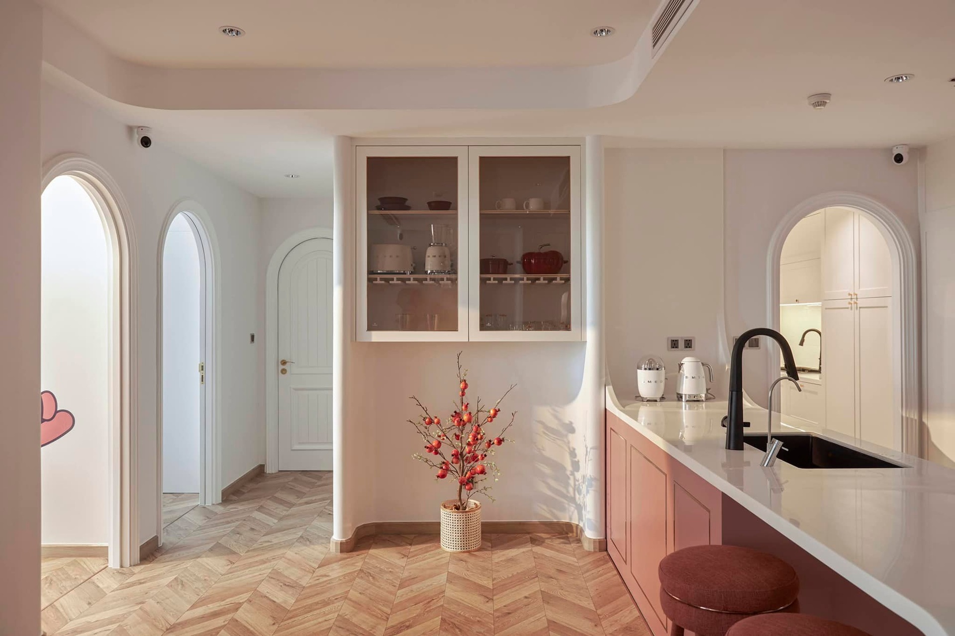 Căn hộ tông hồng ánh kim lạ mắt, riêng tiền làm nội thất đã hơn 2 tỷ đồng - 13