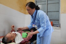 Nữ nhân viên chăm sóc người tâm thần: Tôi xem họ như người thân của mình