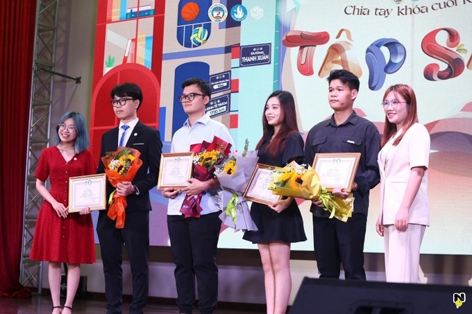 Biểu dương các đồng chí có thành tích xuất sắc trong công tác Hội và phong trào sinh viên.