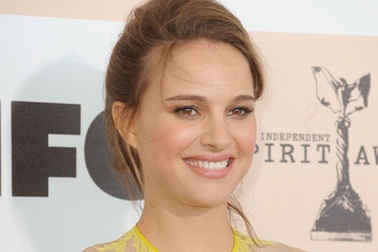 Natalie Portman bị chỉ trích vì mang bầu trước khi cưới