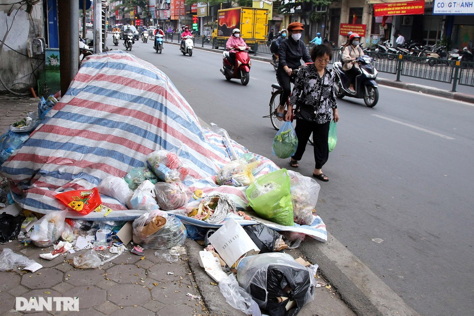 Rác thải hôi thối chất đống trên vỉa hè, tràn ra lòng đường tại Hà Nội - 8 Rác thải hôi thối chất đống trên vỉa hè, tràn ra lòng đường tại Hà Nội - 8