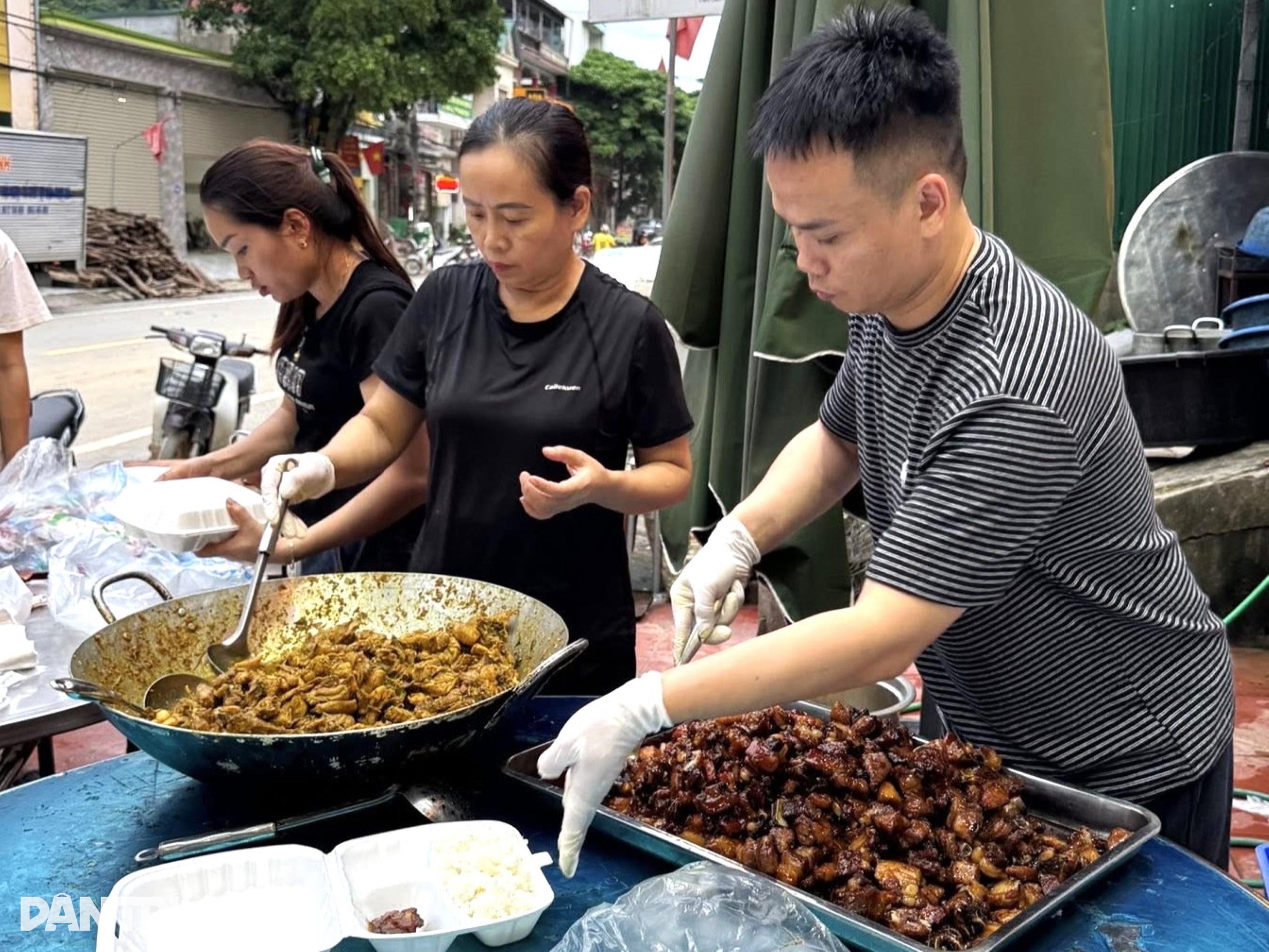 Nhà hàng nấu cơm miễn phí phục vụ bà con, tiếp sức đoàn thiện nguyện - 2 Nhà hàng nấu cơm miễn phí phục vụ bà con, tiếp sức đoàn thiện nguyện - 2