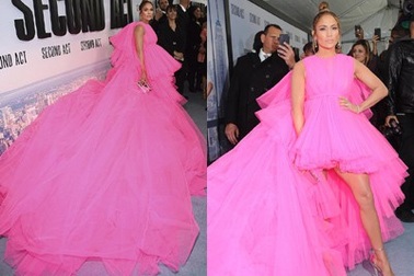 Jennifer Lopez trẻ đẹp với váy hồng