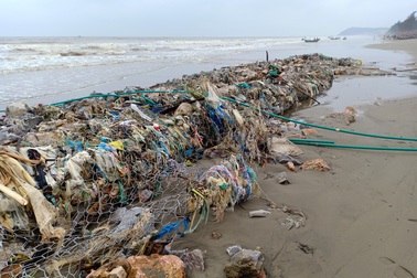 Biển Sầm Sơn nhếch nhác, nguy cơ mất an toàn trước mùa du lịch