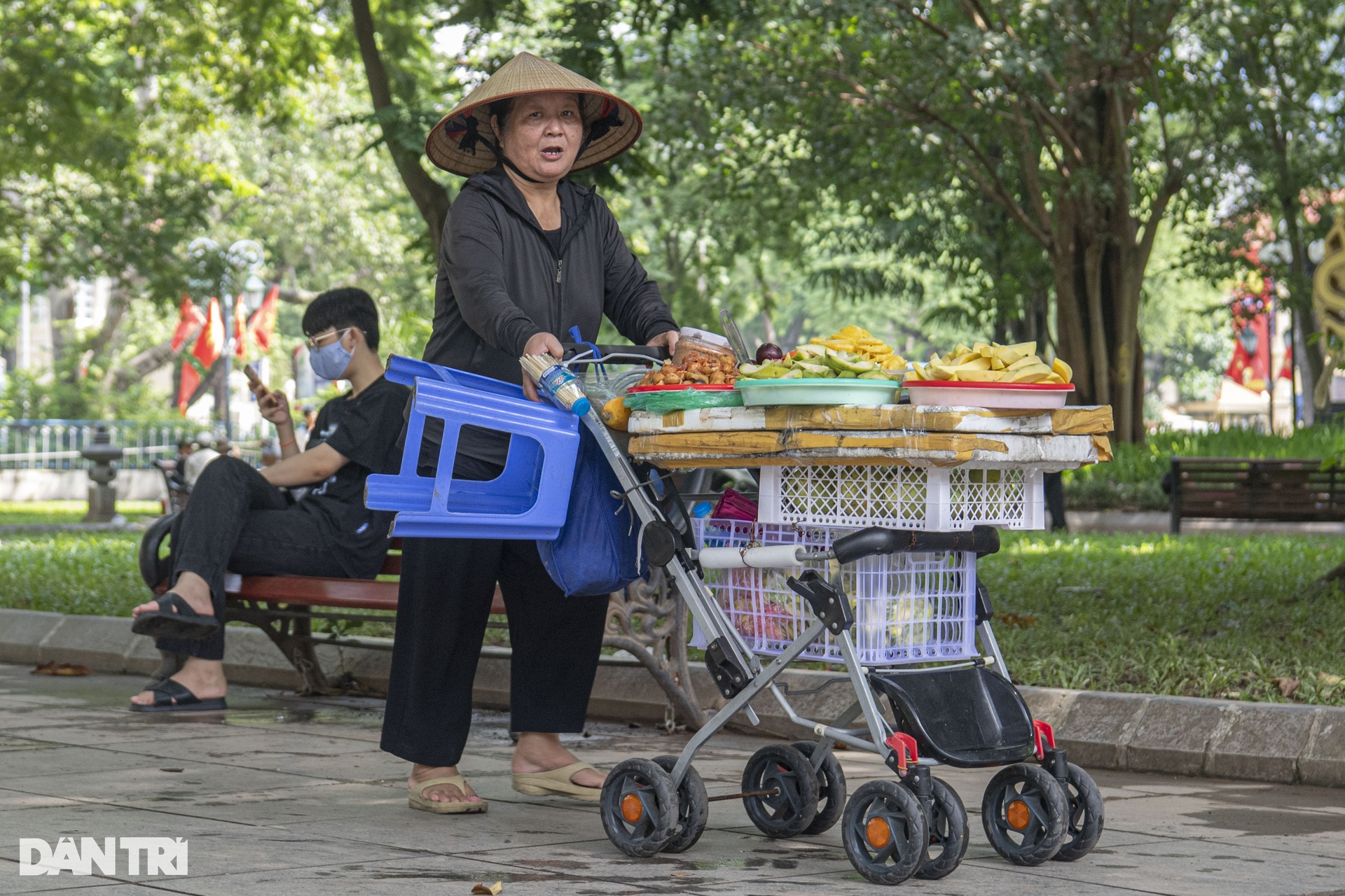 Cụ bà 102 tuổi ngày đêm bán hàng mưu sinh ở phố cổ Hà Nội - 10 Cụ bà 102 tuổi ngày đêm bán hàng mưu sinh ở phố cổ Hà Nội - 10