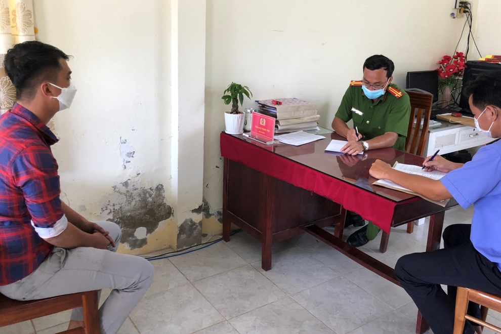 Khởi tố nam công nhân làm lây lan dịch cho 5 người gia đình vợ - 1 Khởi tố nam công nhân làm lây lan dịch cho 5 người gia đình vợ - 1
