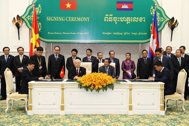 Tổng Bí thư hội kiến Thủ tướng Campuchia - Ký kết 5 văn kiện hợp tác