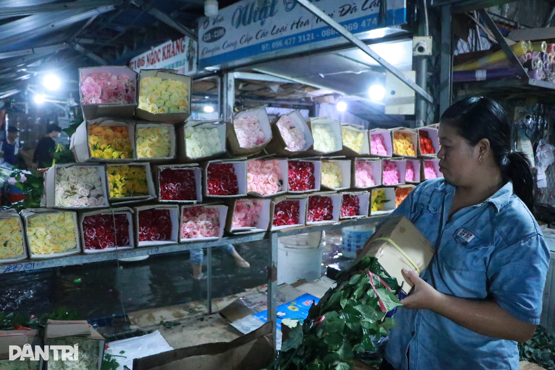 Tiểu thương chợ nông sản lớn nhất TPHCM oằn mình chống chọi triều cường - 3 Tiểu thương chợ nông sản lớn nhất TPHCM oằn mình chống chọi triều cường - 3