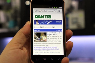 Ngắm smartphone dát vàng đầu tiên của Mobiado giá 86 triệu 