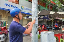 Dán hàng trăm tờ quảng cáo mỗi sáng ở TPHCM, nam thanh niên bị bắt gỡ