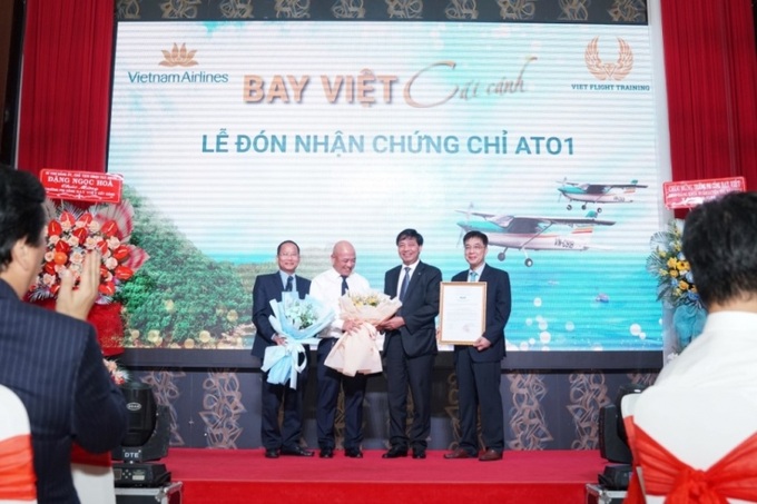 Vietnam Airlines và Trường Phi công Bay Việt đón nhận Giấy chứng nhận phê chuẩn cơ sở đủ điều kiện đào tạo, huấn luyện nghiệp vụ nhân viên hàng không mức 1 (ATO1) để thực hiện các khóa huấn luyện người lái máy bay tư nhân (PPL) từ Cục Hàng không Việt Nam.