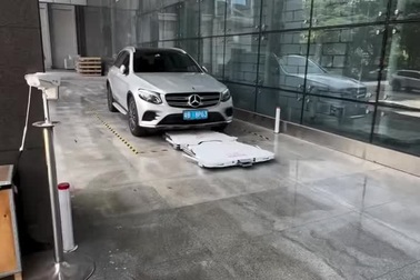 Robot giúp di chuyển ô tô một cách dễ dàng