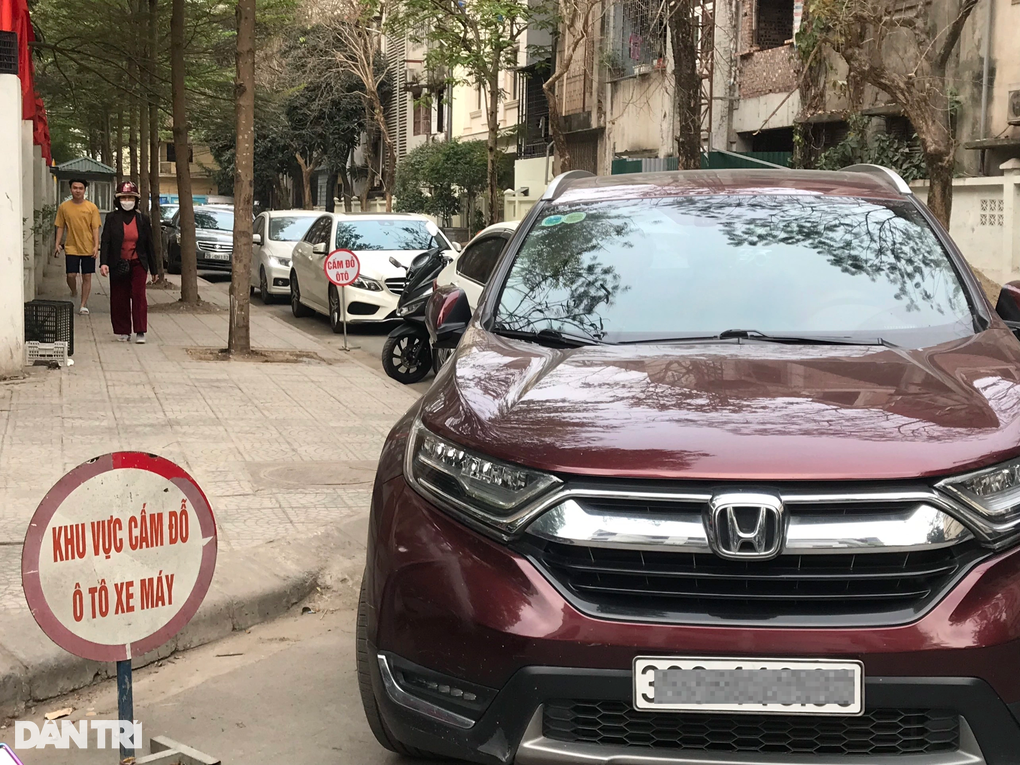 Hà Nội: Gần 4.000 học sinh bị ô tô bủa vây, tan học tràn xuống lòng đường - 5 Hà Nội: Gần 4.000 học sinh bị ô tô bủa vây, tan học tràn xuống lòng đường - 5