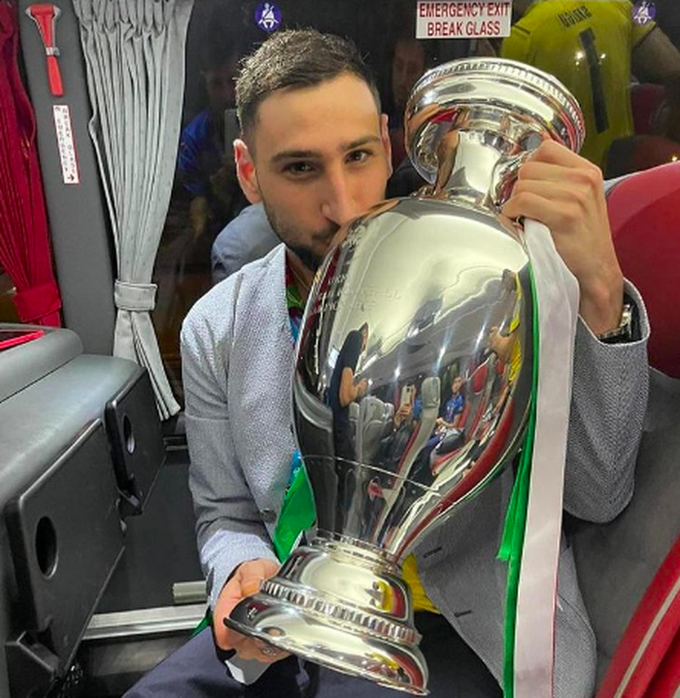 Biển người chào đón đội tuyển Italia về nước sau chức vô địch Euro 2020 - 7 Biển người chào đón đội tuyển Italia về nước sau chức vô địch Euro 2020 - 7