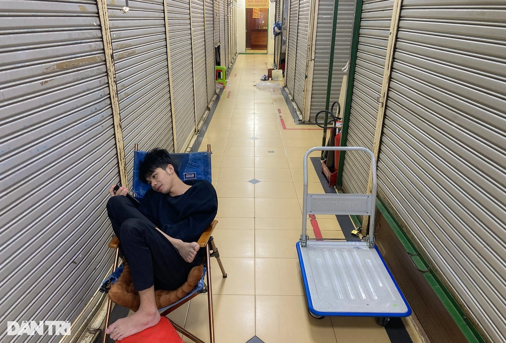 Vì sao tiểu thương chợ thời trang lớn nhất TPHCM phải mua điện giá cao? - 1 Vì sao tiểu thương chợ thời trang lớn nhất TPHCM phải mua điện giá cao? - 1