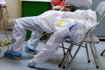 Bắc Ninh: 101 ca dương tính, nhân viên y tế kiệt sức ngủ gục tại chỗ