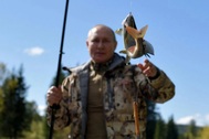 Kremlin đăng ảnh ông Putin băng rừng, lội sông câu cá ở Siberia