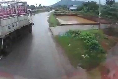 Rùng mình khoảnh khắc xe tải suýt gặp tai nạn vì vượt ẩu