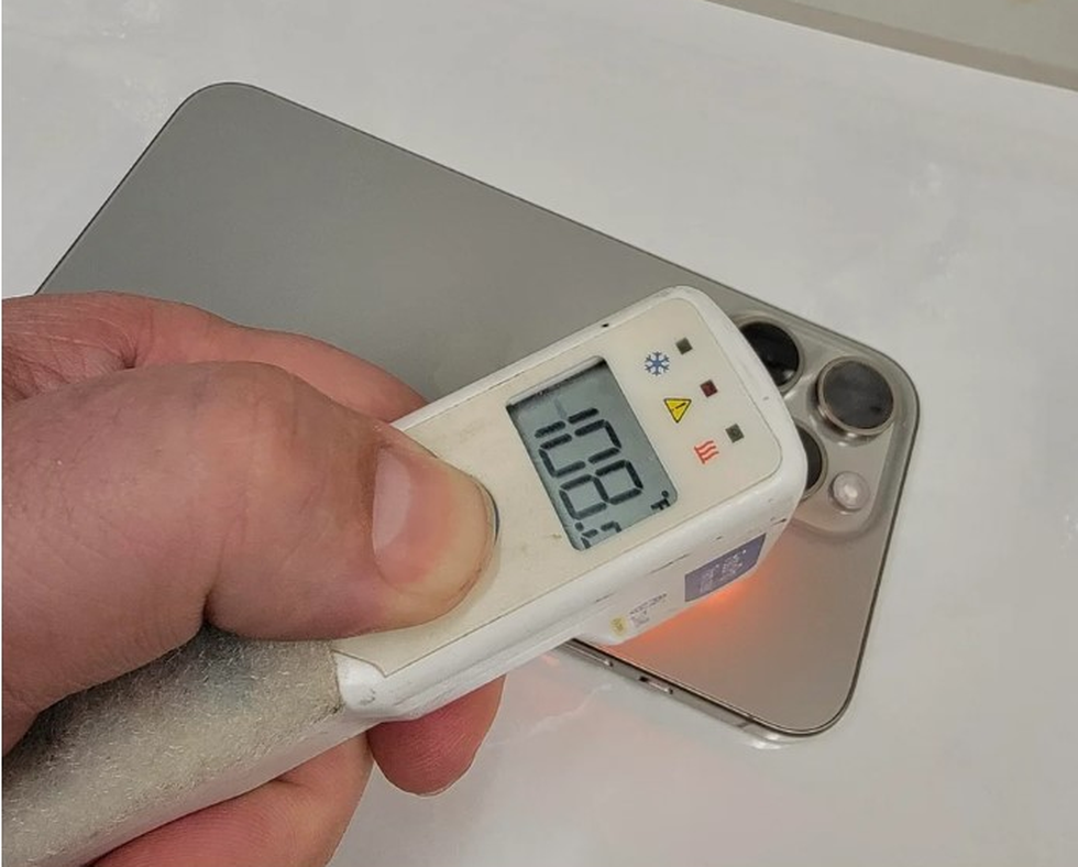 iPhone 15 Pro Max tăng nhiệt độ lên 108 độ F chỉ sau 5 phút nói chuyện điện thoại (Ảnh: Reddit). iPhone 15 Pro Max tăng nhiệt độ lên 108 độ F chỉ sau 5 phút nói chuyện điện thoại (Ảnh: Reddit).