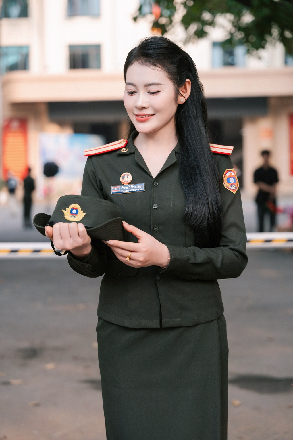 Nữ quân nhân Lào gây sốt với màn hát dân ca Việt Nam “Bèo dạt mây trôi” - 3