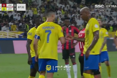 C.Ronlado đóng vai "người phán xử" khi đối thủ tranh nhau penalty