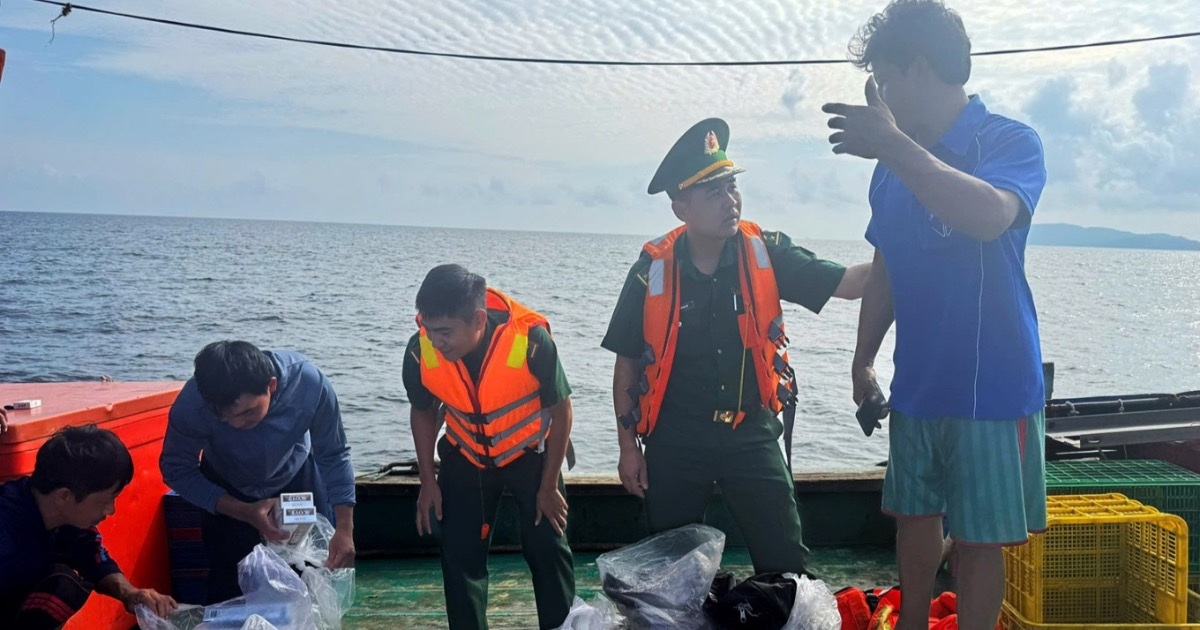 Cứu 8 ngư dân bị chìm tàu ngoài khơi TPHCM