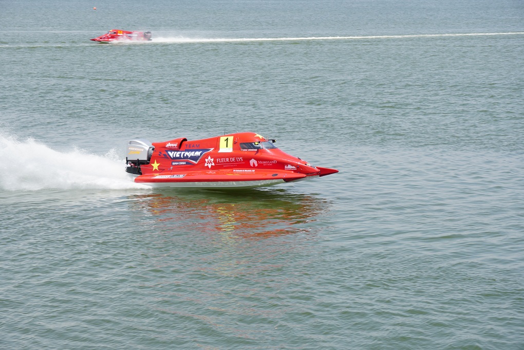Cận cảnh siêu thuyền đua có thể đạt tốc độ lên 100 km/h chỉ trong 2 giây - 6 Cận cảnh siêu thuyền đua có thể đạt tốc độ lên 100 km/h chỉ trong 2 giây - 6