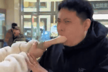 Cô gái nhập viện khẩn cấp vì bàn tay bị mắc kẹt trong mồm bạn trai