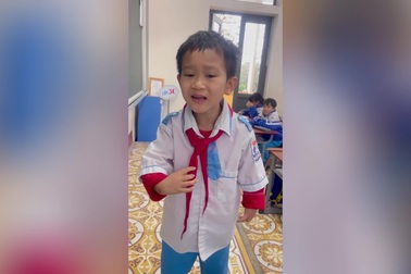 Nam sinh lớp 5 bị bệnh tim, dị tật hai tay, hát dân ca gây "bão mạng"