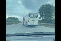 Hai xe khách lạng lách đánh võng, chèn ép lẫn nhau trên đường cao tốc