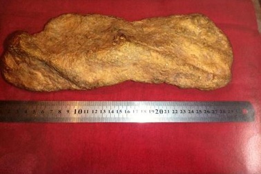 Thợ máy xúc múc được cục vàng 10kg nguyên khối