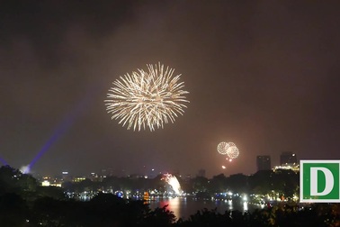 Pháo hoa rực sáng ở hồ Gươm chào đón năm Kỷ Hợi