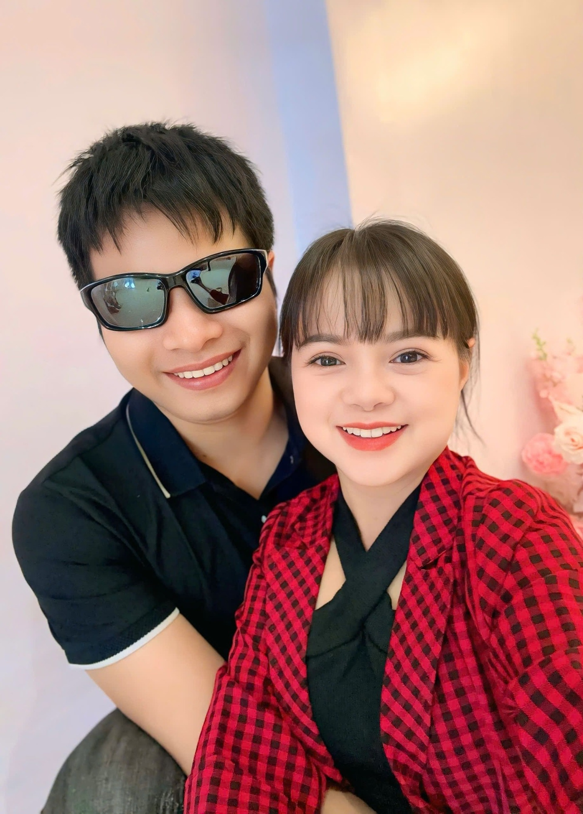 Chuyện tình cổ tích của cô gái Hà Nội cao 1,25m và chồng kém 14 tuổi - 1 Chuyện tình cổ tích của cô gái Hà Nội cao 1,25m và chồng kém 14 tuổi - 1