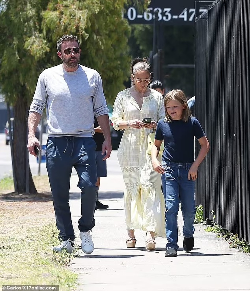 Được cha cho thử cầm lái, con trai 10 tuổi của Ben Affleck va quệt xế sang - 5 Được cha cho thử cầm lái, con trai 10 tuổi của Ben Affleck va quệt xế sang - 5