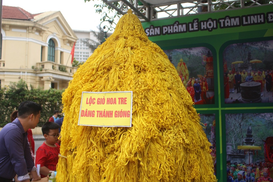 Nghệ nhân kéo thanh tre thành bông hoa ở phố đi bộ Hà Nội - 1 Nghệ nhân kéo thanh tre thành bông hoa ở phố đi bộ Hà Nội - 1