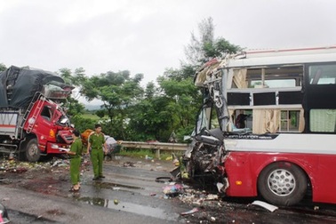 Xe tải “đấu đầu” xe khách giường nằm kinh hoàng trong mưa