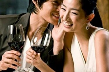 Hết hồn khi sếp sầm sập đến thăm nhà và sấn sổ ôm nhân viên