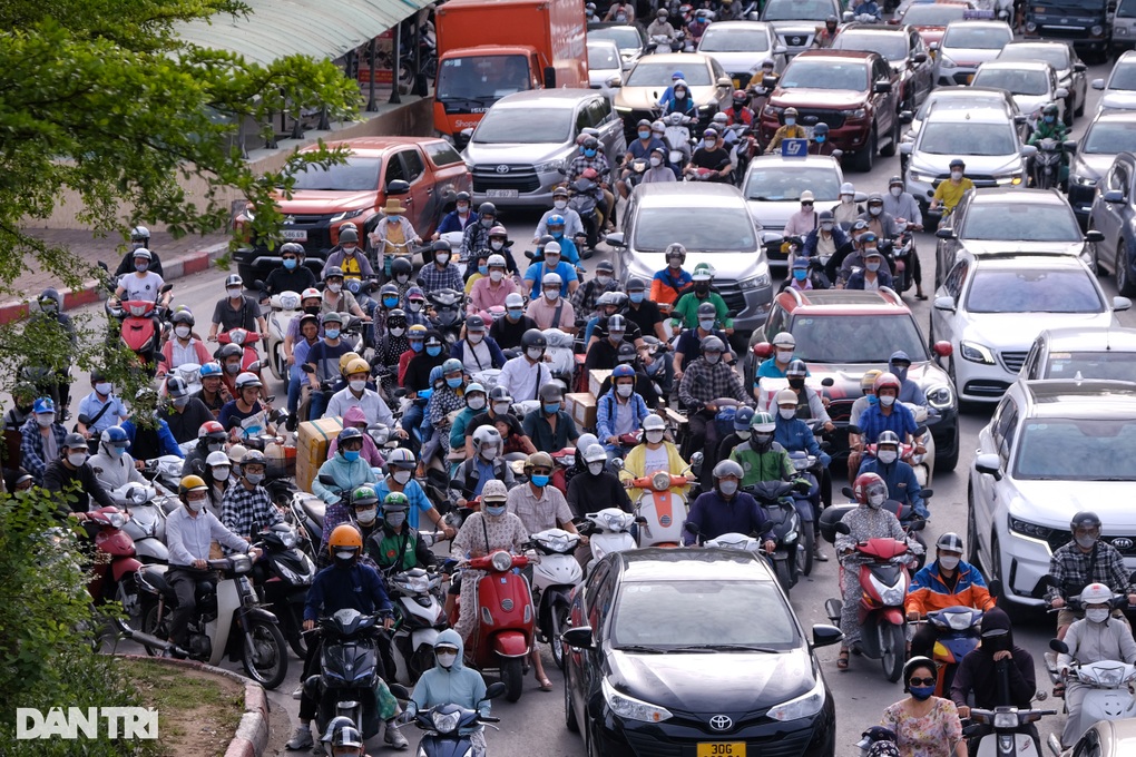 Vác xe, chạy ngược chiều vượt điểm nóng giao thông vừa phân luồng - 8