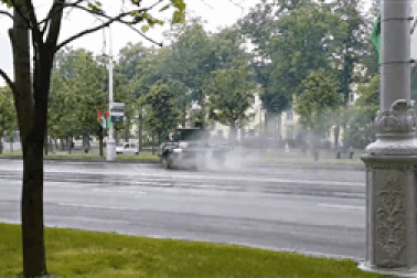 Xe tăng của Belarus đâm vào cột điện khi diễn tập diễu hành