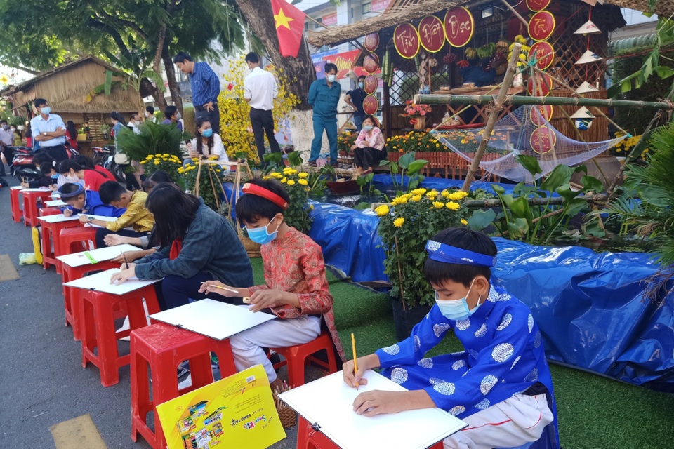 Học sinh náo nức thi vẽ tranh đón xuân Tân Sửu - 2 Học sinh náo nức thi vẽ tranh đón xuân Tân Sửu - 2