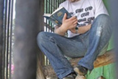 Thú đọc sách trong... chuồng thú