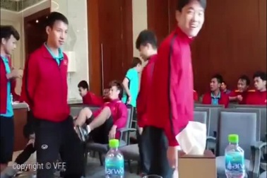 Tiền vệ Xuân Trường thực hiện thành công “thử thách ném chai” khiến người hâm mộ thán phục