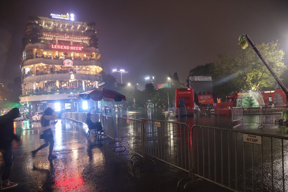 Mưa lạnh đêm 30 Tết, hồ Gươm thưa thớt người chờ xem pháo hoa - 3