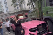 Tài xế tông bể đầu Rolls-Royce 21 tỷ đồng, phản ứng nữ chủ xe gây xôn xao