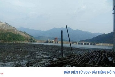 Bãi rác khổng lồ vây kín lòng hồ thủy điện lớn nhất Bắc Trung bộ